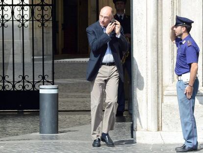 El primer ministro italiano, Enrico Letta, ayer, abandonando ayer el Palacio Chigi, sede del Ejecutivo, tras conocer la dimisi&oacute;n de los ministros de Silvio Berlusconi.