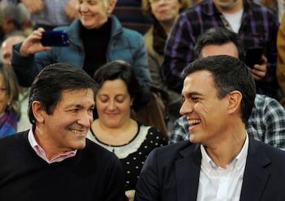 Javier Fern&aacute;ndez, presidente de la gestora del PSOE, y Pedro Sanchez, exsecretario general, en una imagen de 2015.