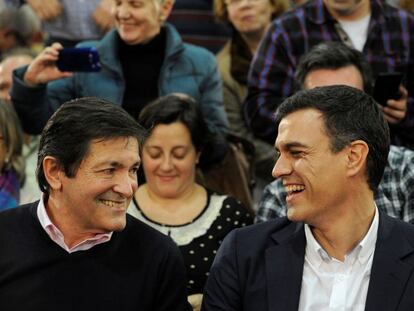 Javier Fern&aacute;ndez, presidente de la gestora del PSOE, y Pedro Sanchez, exsecretario general, en una imagen de 2015.