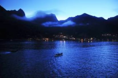 Fotografía del 2 de septiembre de 2012 donde se ve un bote de pescadores cruzando la Bahía Cumberland de la Isla Robinson Crusoe, parte del archipiélago de Juan Fernández, a 670 kilómetros de la costa de Chile.