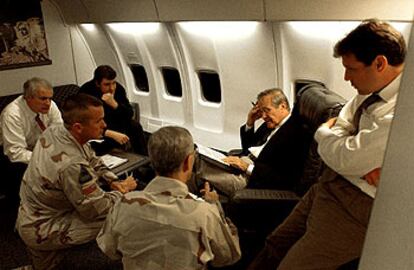 Donald Rumsfeld (segundo de la derecha), con sus colaboradores antes de llegar a Bagdad, el pasado miércoles.