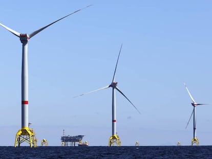 Varios aerogeneradores colocados sobre las plataformas en el B&aacute;ltico y la subestaci&oacute;n de Wikinger en Alemania.