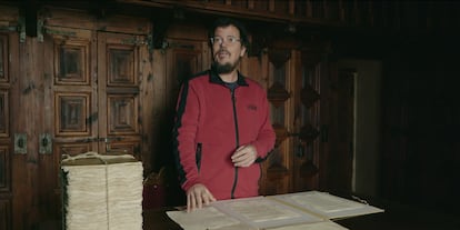 El investigador Miguel Clavero con documentos del siglo XVI en el Archivo General de Simancas (Valladolid), en una imagen cedida del documental 'El Cangrejo del Rey'.