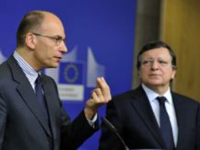 El primer ministro italiano , Enrico Letta, junto al presidente de la Comisi&oacute;n Europea, Jose Manuel Barroso, el 2 de mayo de 2013.