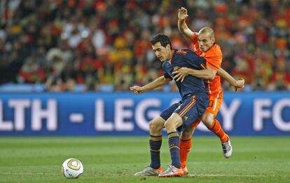 Busquets protege el balón ante Sneijder durante la final del Mundia de Sudáfrica.