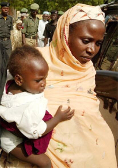 La nigeriana, con su hija de dos años Wasila, a su llegada hoy al juzgado.