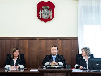 Los magistrados Pilar Llorente, Juan Antonio Calle y Encarnación Gómez, al acabar el juicio de los ERE en 2018.