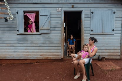 Patricia, de 27 años, pasa la tarde junto a sus tres hijas en su casa en el barrio de Cuatro Bocas. 
