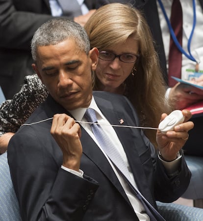 La embajadora de EE.UU. en la ONU ayuda al presidente estadounidense Barack Obama con sus auriculares de traducción durante el Consejo de Seguridad de las Naciones Unidas.