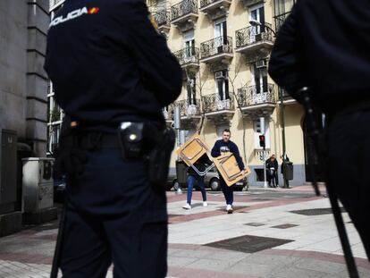 Agentes de la Policía Nacional durante el desalojo de un inmueble okupado en 2019.