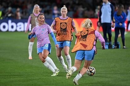 Las jugadoras inglesas calientan en el Estadio Australia antes del partido. 