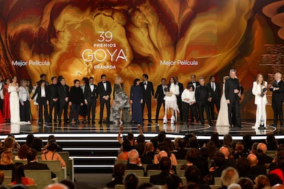 Los equipos de las películas ´El 47´ y ´La Infiltrada´, tras recibir el Goya ex aequo a la ´Mejor película´ en la 39ª edición de los Premios Goya de la Academia de Cine, celebrados en Granada.