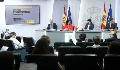 Desde la izquierda: el ministro de Justicia, Juan Carlos Campo; la ministra portavoz y de Hacienda, María Jesús Montero; el vicepresidente y ministro de Derechos Sociales y Agenda 2030, Pablo Iglesias, y el ministro de Transportes, Movilidad y Agenda Urbana, José Luis Ábalos.