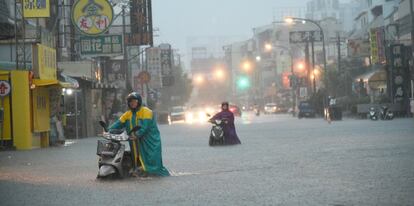 Taiwán también ha sido azotada este año por las lluvias torrenciales provocando más de 6.000 evacuados y tres muertos. En la imagen, un hombre empuja su motocicleta por una calle inundada en Kaohsiung, el 28 de agosto de 2018.