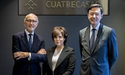 Rafael Fontana, presidente de Cuatrecasas; Soraya S&aacute;enz de Santamar&iacute;a, nueva socia, y Jorge Bad&iacute;a, director general.