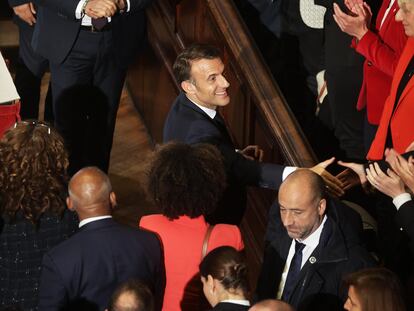 Macron saluda al público tras su discurso en la Sorbona el pasado 25 de abril, en París.