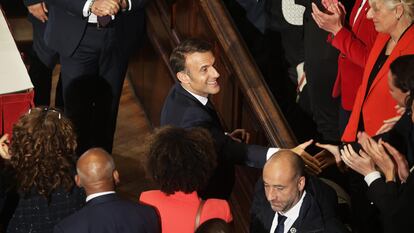 Macron saluda al público tras su discurso en la Sorbona el pasado 25 de abril, en París.