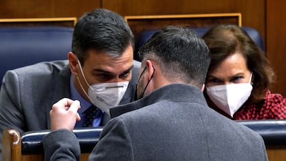 Gabriel Rufián, con Pedro Sánchez y Carmen Calvo el pasado día 17 en el Congreso.