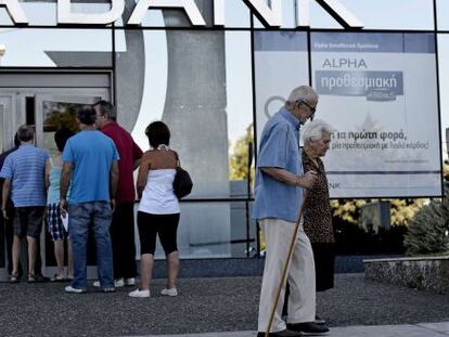 Fila em uma agência bancária em Atenas.