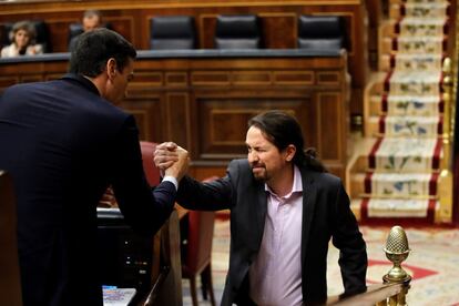 El líder de Unidas Podemos, Pablo Iglesias, saluda al candidato socialista, tras su intervención ante el pleno del Congreso de los Diputados en la primera jornada de la sesión de investidura de Pedro Sánchez como presidente del Gobierno.