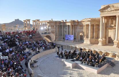 La orquesta del Mar&iacute;inski, bajo la direcci&oacute;n del ruso Valeri Gu&eacute;rguiev act&uacute;a en el anfiteatro de Palmira.