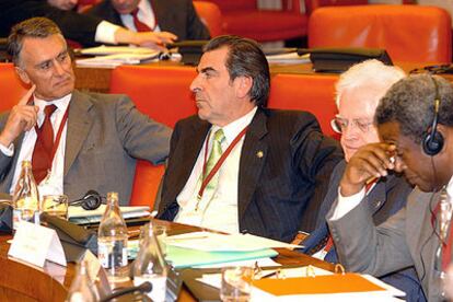 De izquierda a derecha, el ex primer ministro portugués Aníbal Cavaco Silva, el ex presidente chileno Eduardo Frei, el ex primer ministro francés Lionel Jospin y el ex presidente de Cabo Verde Antonio Mascarenhas Monteiro, en Madrid.