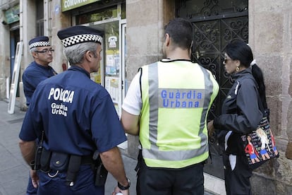 La Policía Nacional en una reciente operación contra el proxenetismo en Barcelona.