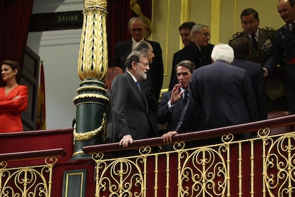 Los expresidentes del Gobierno, Mariano Rajoy, José María Aznar y Felipe González conversan en la tribuna de invitados del Congreso. 