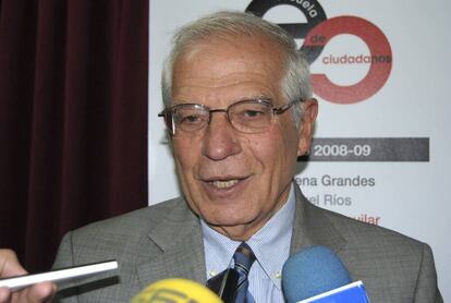 Josep Borrell realiza declaraciones a la prensa antes de participar en una jornada sobre Europa en Manzanares el 13 de octubre.