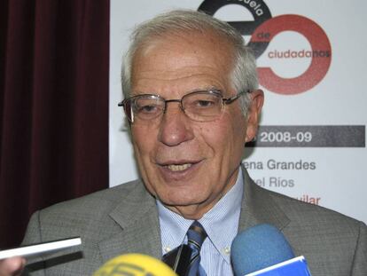 Josep Borrell realiza declaraciones a la prensa antes de participar en una jornada sobre Europa en Manzanares el 13 de octubre.