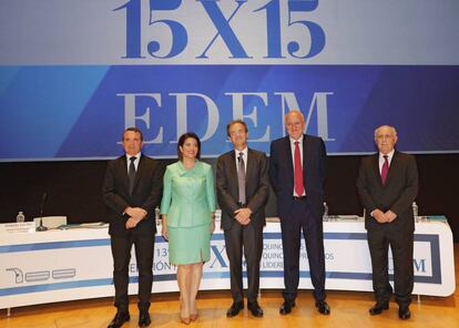 Desde la izquierda, Manuel Palma, vicepresidente de EDEM; Hortensia Roig, presidenta de EDEM; Jordi Gual, presidente de CaixaBank; Juan Roig, presidente de honor de EDEM; y Antonio Noblejas, director general de EDEM, en el acto de clausura del curso 15x15 en Valencia.