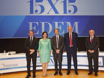 Desde la izquierda, Manuel Palma, vicepresidente de EDEM; Hortensia Roig, presidenta de EDEM; Jordi Gual, presidente de CaixaBank; Juan Roig, presidente de honor de EDEM; y Antonio Noblejas, director general de EDEM, en el acto de clausura del curso 15x15 en Valencia.