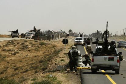 Combatientes rebeldes avanzan hacia el este en la carretera que une Ras Lanuf y Sirte.