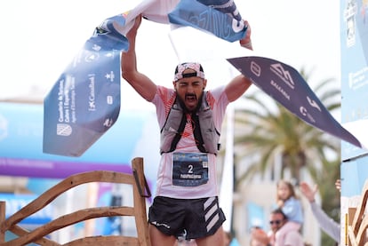 Pablo Ibáñez celebra su triunfo tras cruzar la línea de meta en el Trail de Menorca.