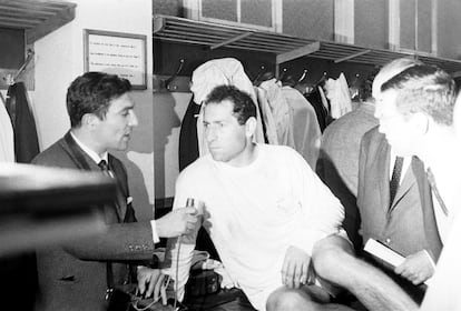 Miguel Ors, a la izquierda, entrevista a Gento tras la final de la Copa de Europa de 1966 en el estadio de Heysel, Bruselas.