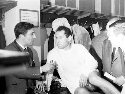 Miguel Ors, a la izquierda, entrevista a Gento tras la final de la Copa de Europa de 1966 en el estadio de Heysel, Bruselas.