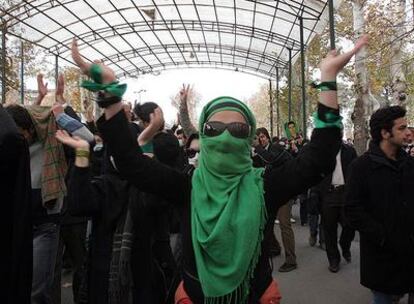 Un grupo de estudiantes iraníes se manifiesta hoy en Teherán