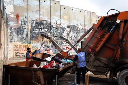 Trabajadores de UNWRA recogen la basura en el campamento de refugiados de Aida, el pasado 20 de febrero.