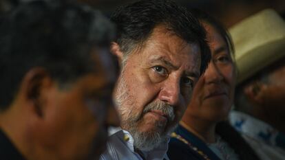 Gerardo Fernández Noroña escucha durante una asamblea en Toluca (Estado de México), en julio de 2023.
