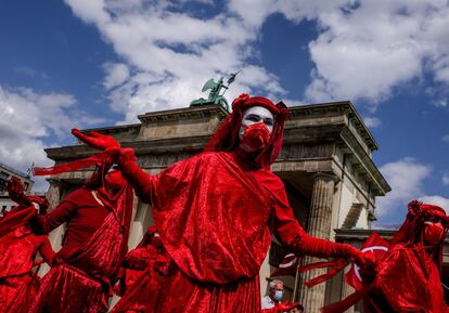 
Cientos de personas, convocadas por el colectivo ecologista Extinction Rebellion, se manifestaron este lunes en el distrito gubernamental de Berlín, frente a la Puerta de Brandeburgo, para exigir una política más respetuosa con el clima.
