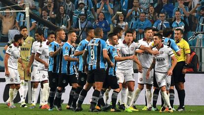 Discussão entre jogadores do Lanús e do Grêmio no jogo de ida.