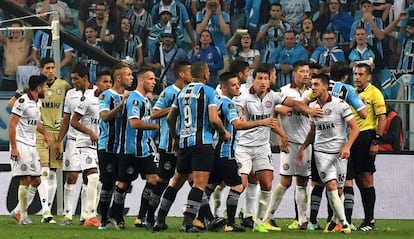 Discussão entre jogadores do Lanús e do Grêmio no jogo de ida.