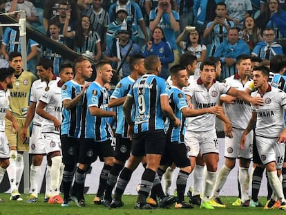 Discussão entre jogadores do Lanús e do Grêmio no jogo de ida.