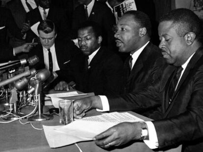 John Lewis, sentado a la derecha de Martin Luther King (en el centro) en una conferencia de prensa en Baltimore en abril de 1965.