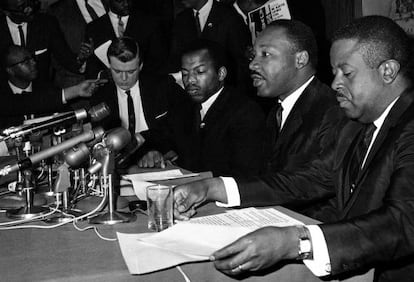 John Lewis, sentado a la derecha de Martin Luther King (en el centro) en una conferencia de prensa en Baltimore en abril de 1965.