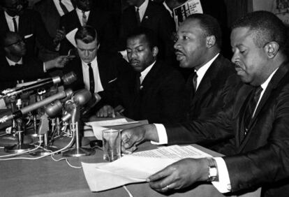 John Lewis, sentado a la derecha de Martin Luther King (en el centro) en una conferencia de prensa en Baltimore en abril de 1965.