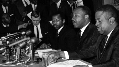 John Lewis, sentado a la derecha de Martin Luther King (en el centro) en una conferencia de prensa en Baltimore en abril de 1965.