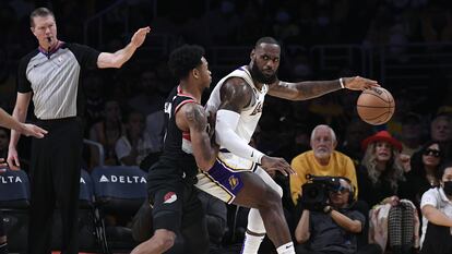 LeBron James protege el balón ante Shaedon Sharpe durante el partido entre Los Ángeles Lakers y Portland Trail Blazers este domingo.