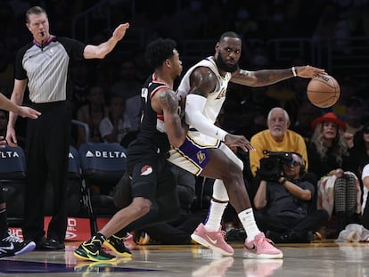 LeBron James protege el balón ante Shaedon Sharpe durante el partido entre Los Ángeles Lakers y Portland Trail Blazers este domingo.