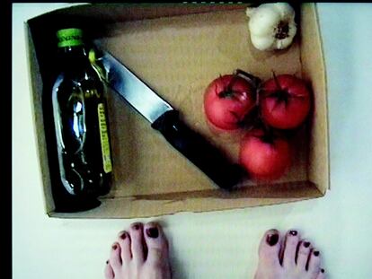 Una imagen de la pieza <i>Another pa amb tomaquet</i> (2001), de La Ribot.